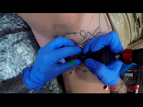❤️ Sully Savage, une chaudasse extrêmement tatouée, s'est fait tatouer le clitoris. ❌ Vidéo de sexe at fr.pornohammer.ru